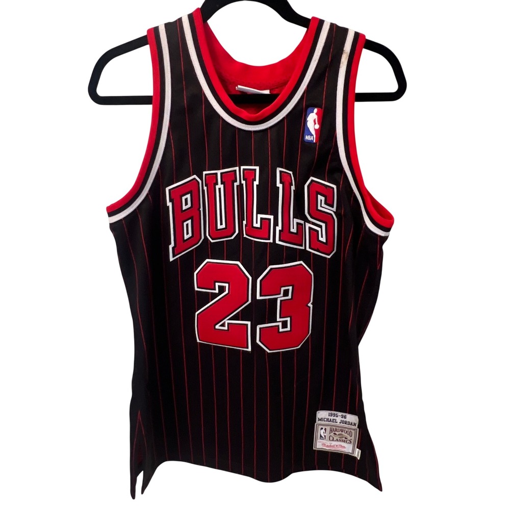 Mitchell & Ness Michael Jordan Chicago Bulls 1995-96 Pinstripe Jersey. Medium